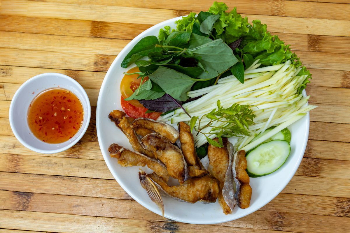 Cá Chiên Giòn Cuốn Bánh Tráng Rau Rừng