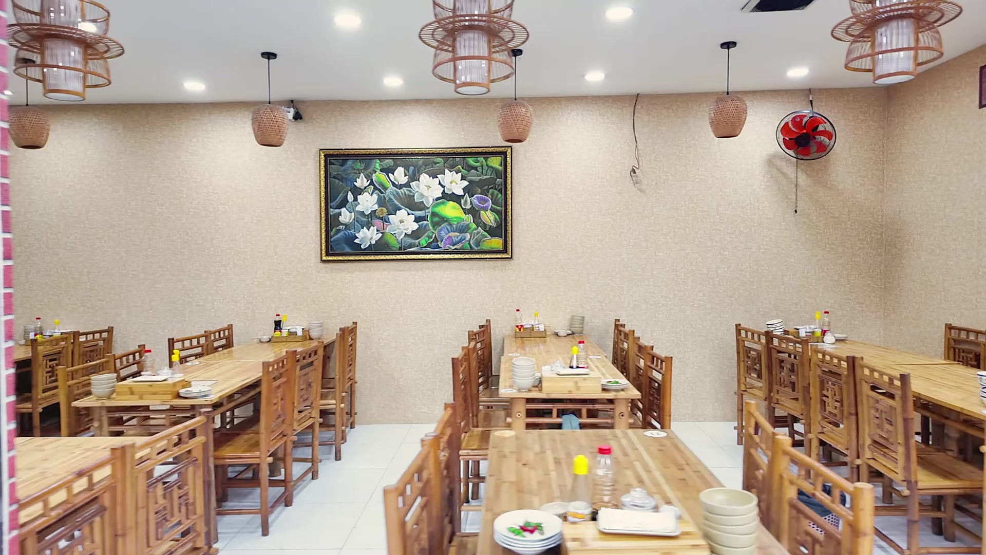 Không gian bàn ăn tre trang nhã với tranh hoa sen tại Đinh Lăng Food