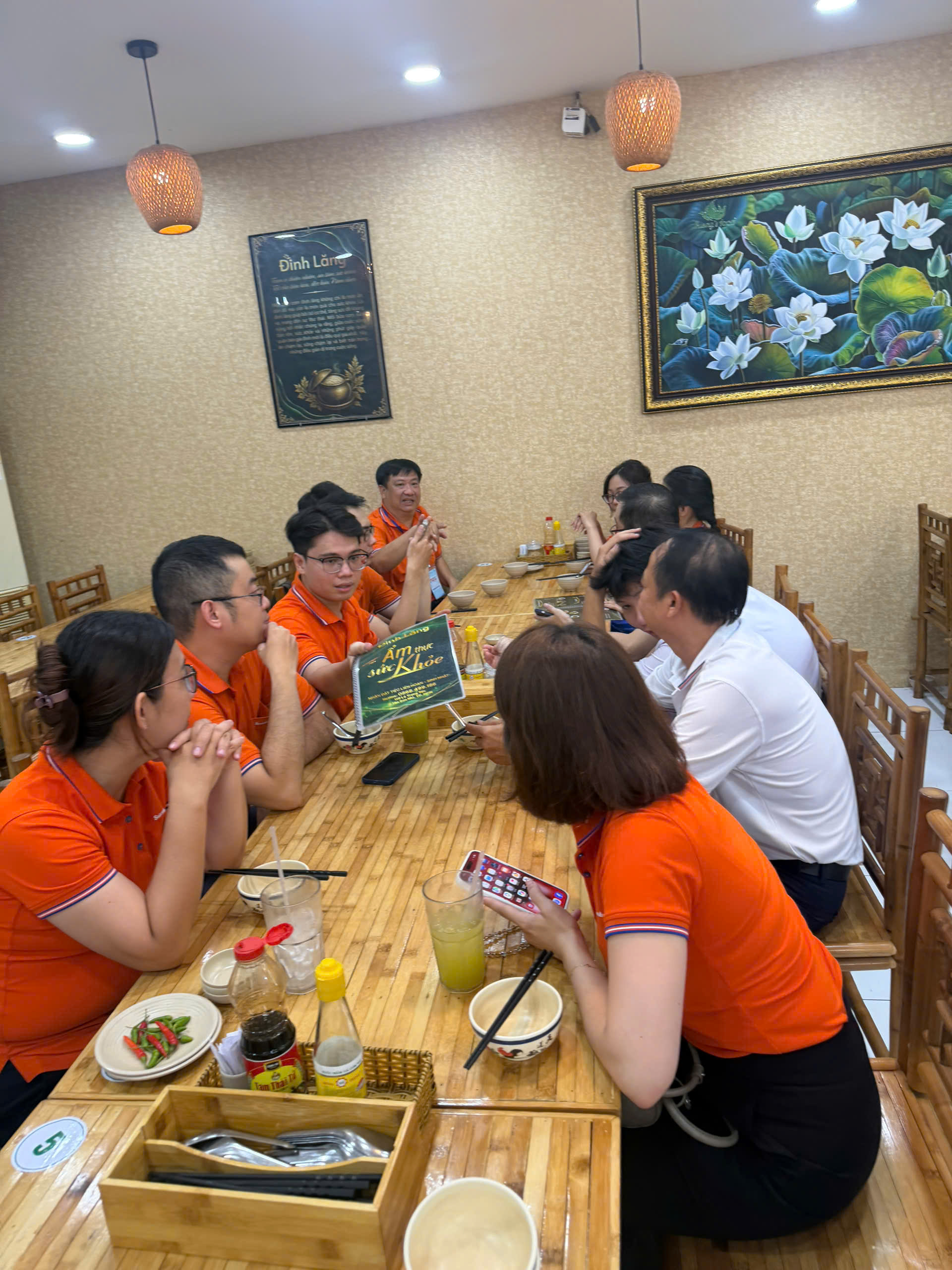 Nhóm cán bộ Sacombank dùng bữa trưa tại Bàn số 5 Đinh Lăng Food
