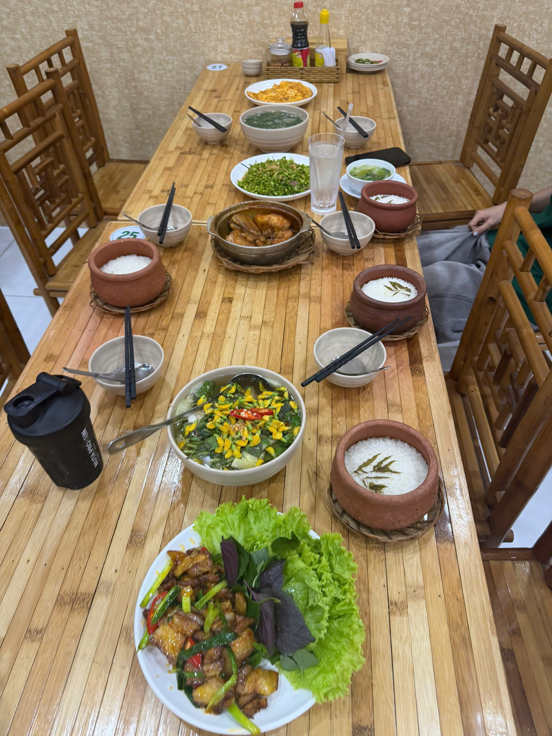 Bàn tiệc dài phục vụ liên hoan gia đình tại Đinh Lăng Food
