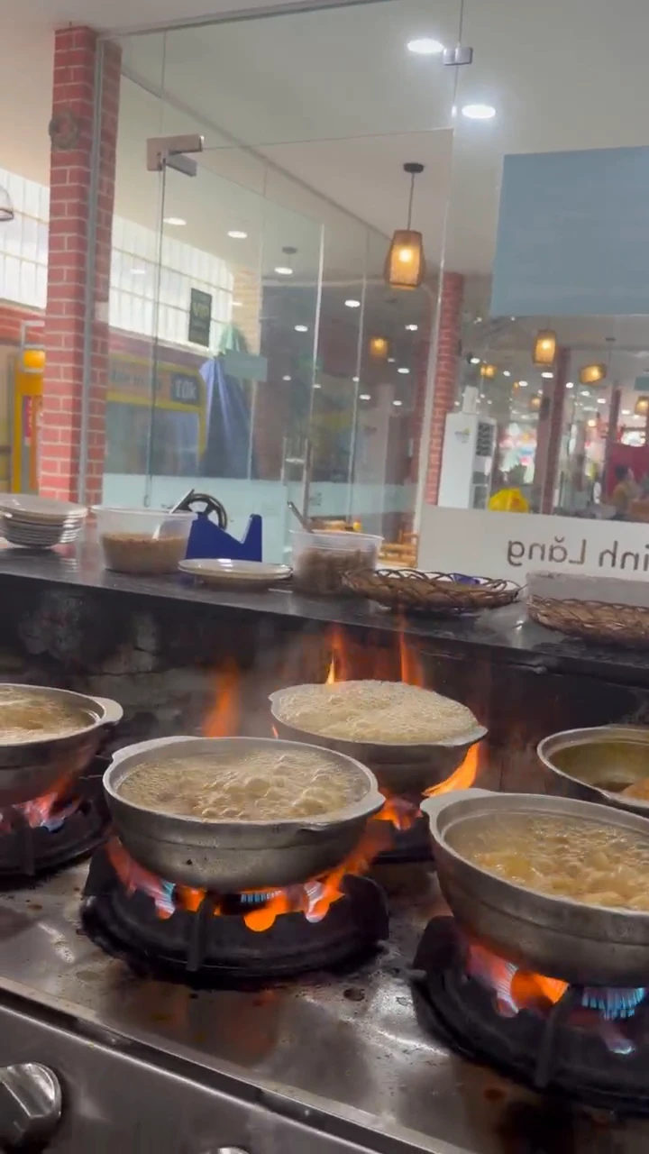 Khung cảnh bếp nấu than hồng tại Đinh Lăng Food
