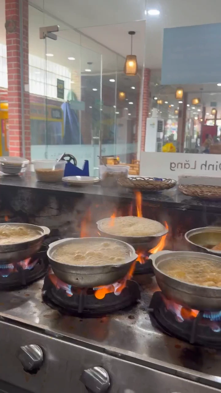 Khung cảnh bếp nấu than hồng giữ trọn độ nóng sốt
