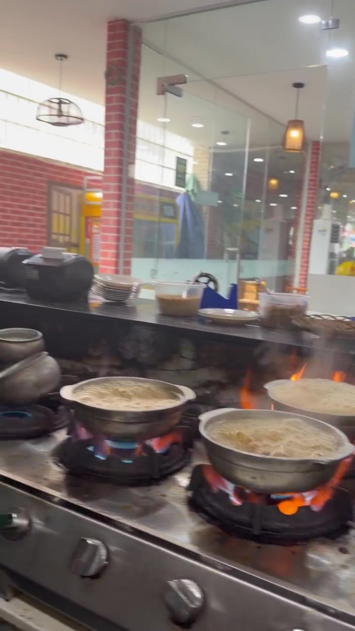 Kỹ thuật xào nấu lửa lớn tại bếp Đinh Lăng Food