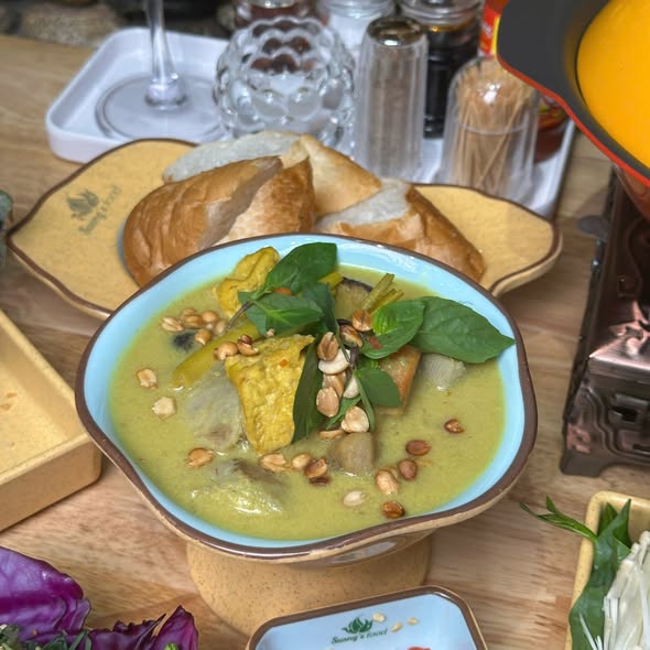 Thố cà ri chay nước cốt dừa béo bùi sánh mịn tại Đinh Lăng Food Tân Phú
