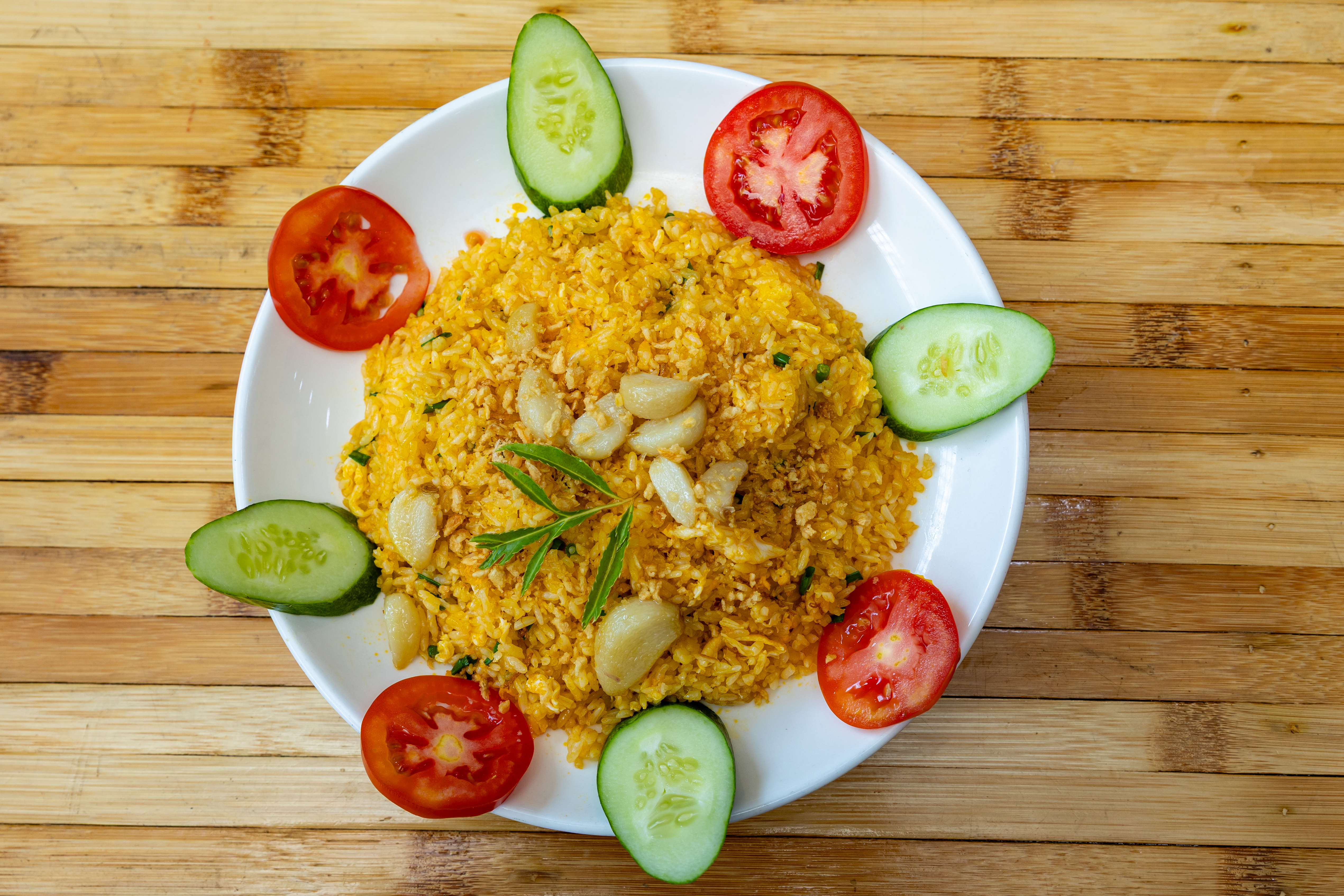Đĩa cơm chiên cá mặn vàng óng tơi xốp tại Đinh Lăng Food Tân Phú
