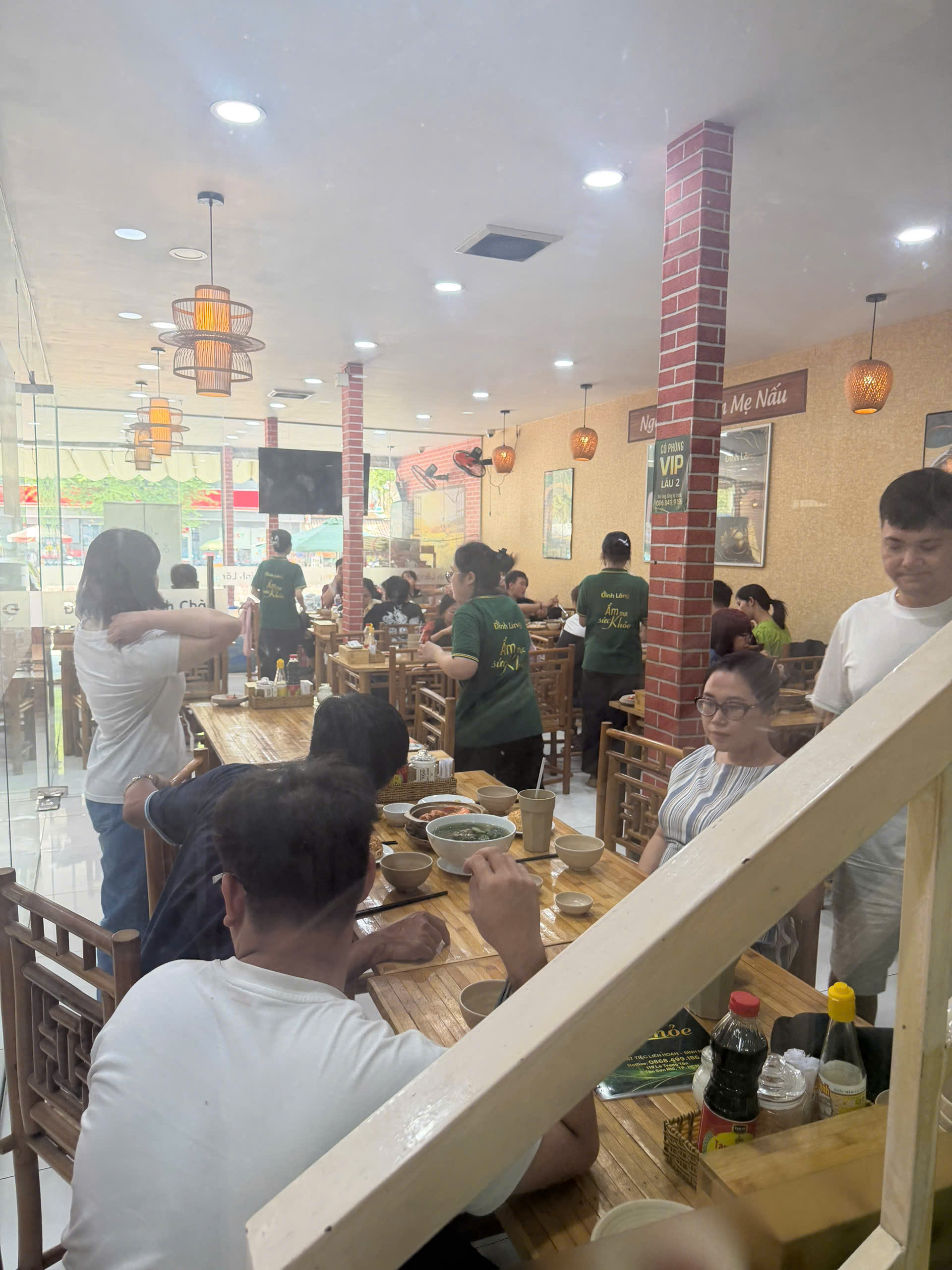 Không gian bàn ăn tầng trệt tại Đinh Lăng Food