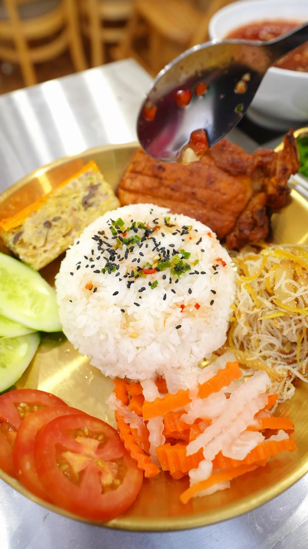 Cơm tấm Tân Phú: sườn xém cạnh, bì chả đầy đặn