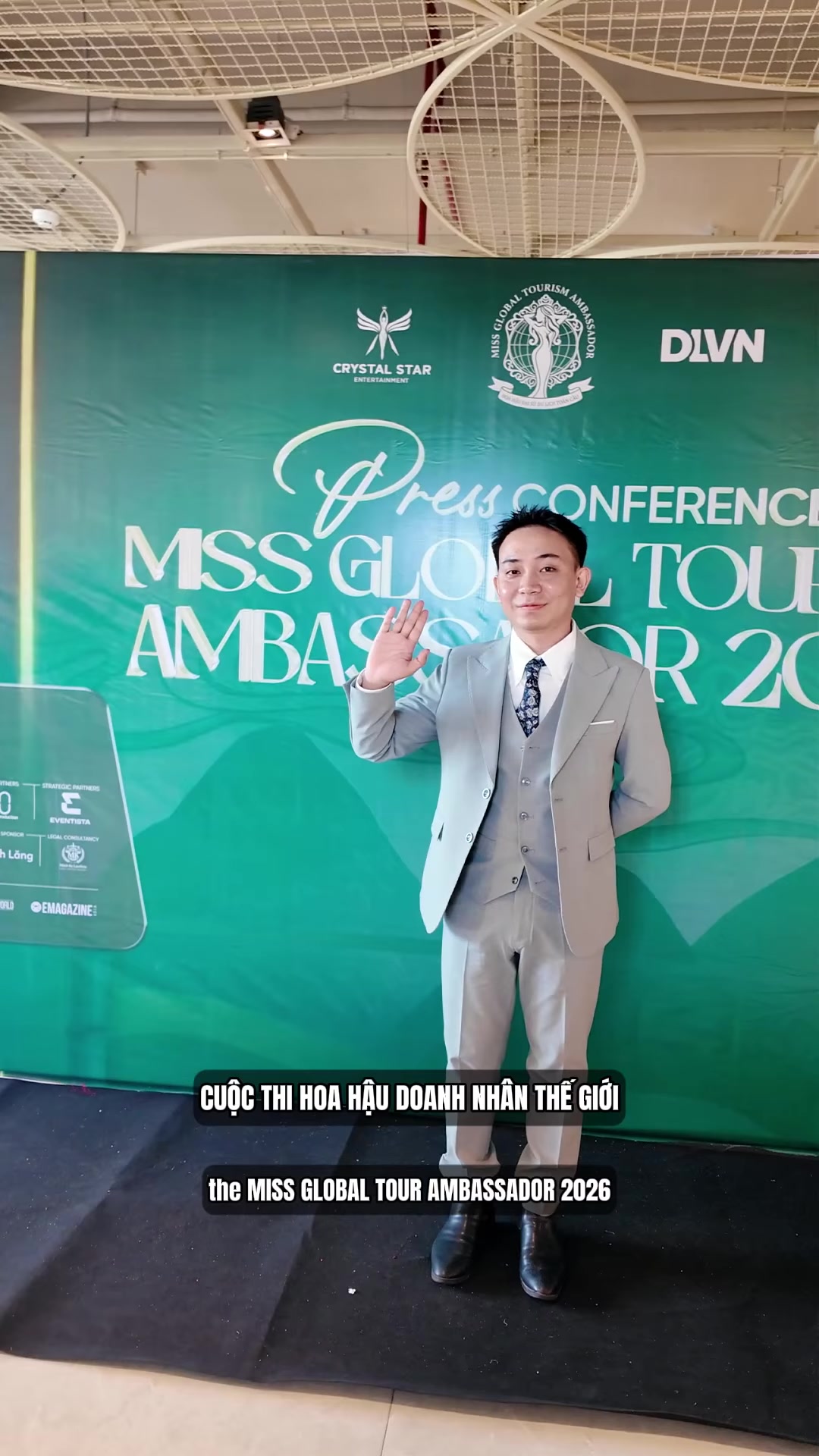 Đại diện Đinh Lăng Food check-in thảm đỏ trước backdrop sự kiện Miss Global Tourism Ambassador 2026