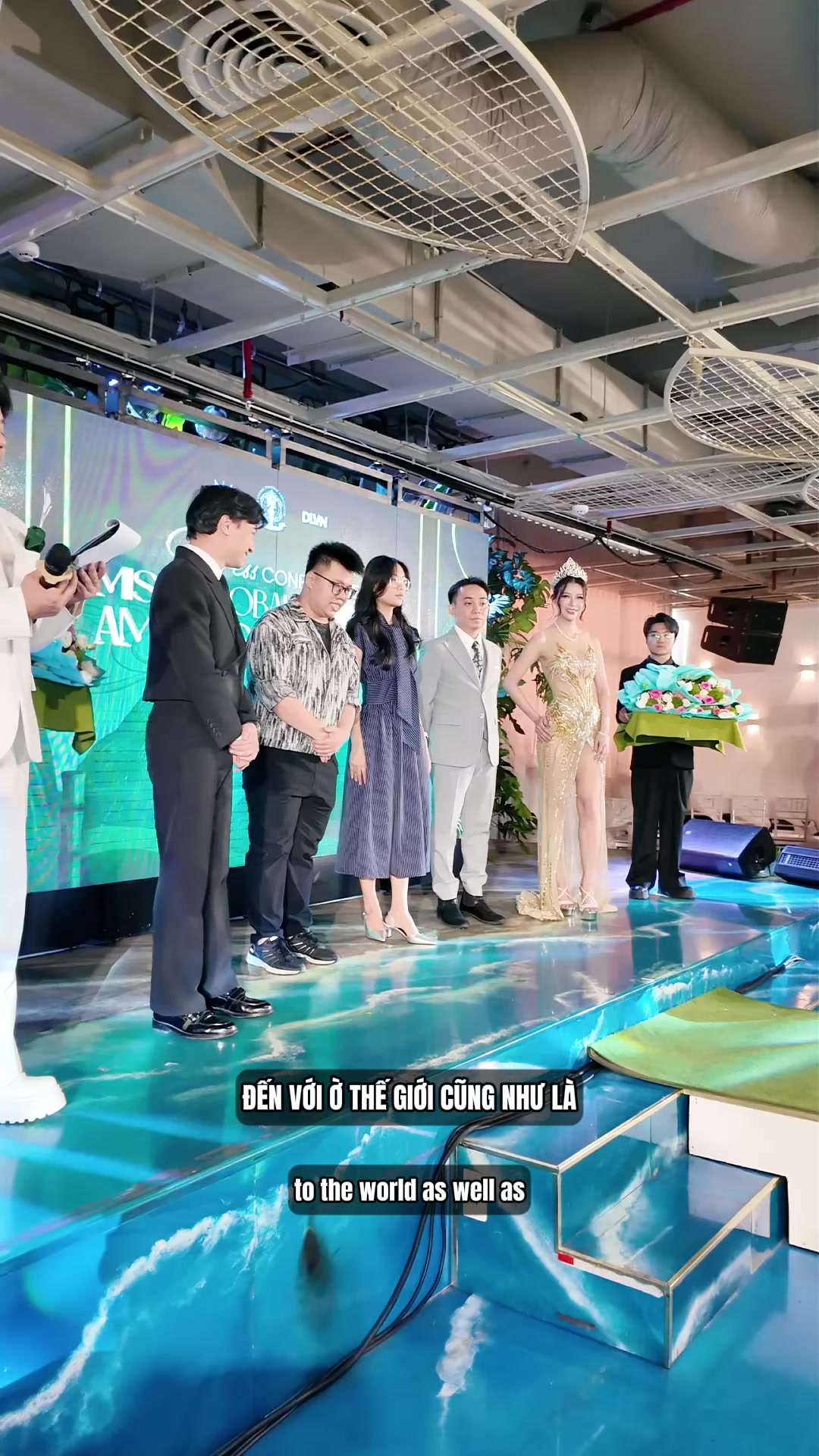 Đại diện Đinh Lăng Food đứng trên sân khấu chúc mừng cùng dàn Hoa hậu quốc tế