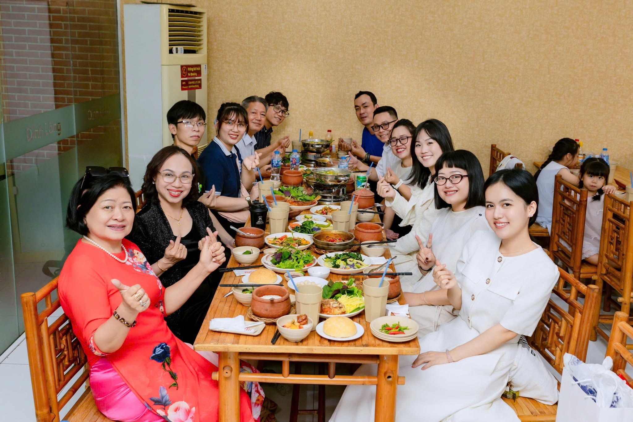 Bàn tiệc dài sum vầy của đại gia đình 3 thế hệ