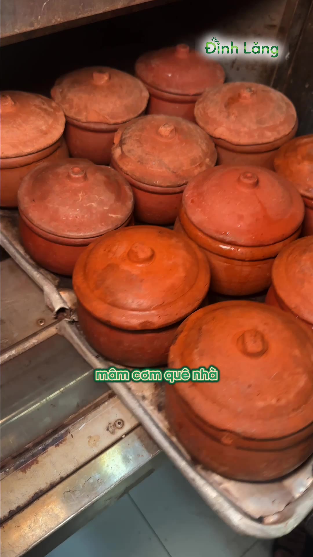 Dàn niêu đất nướng than hồng bốc khói nghi ngút