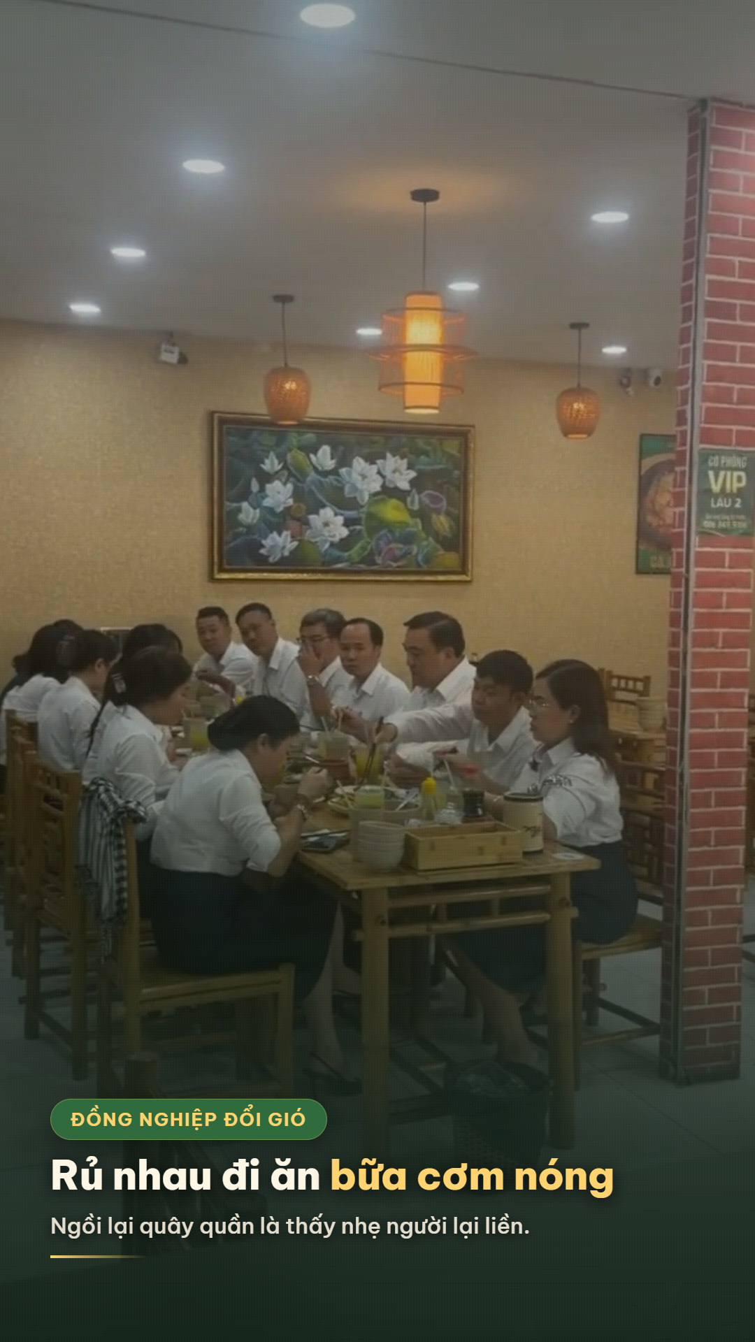 Nhóm công sở quây quần ăn cơm bên bàn tre ấm cúng