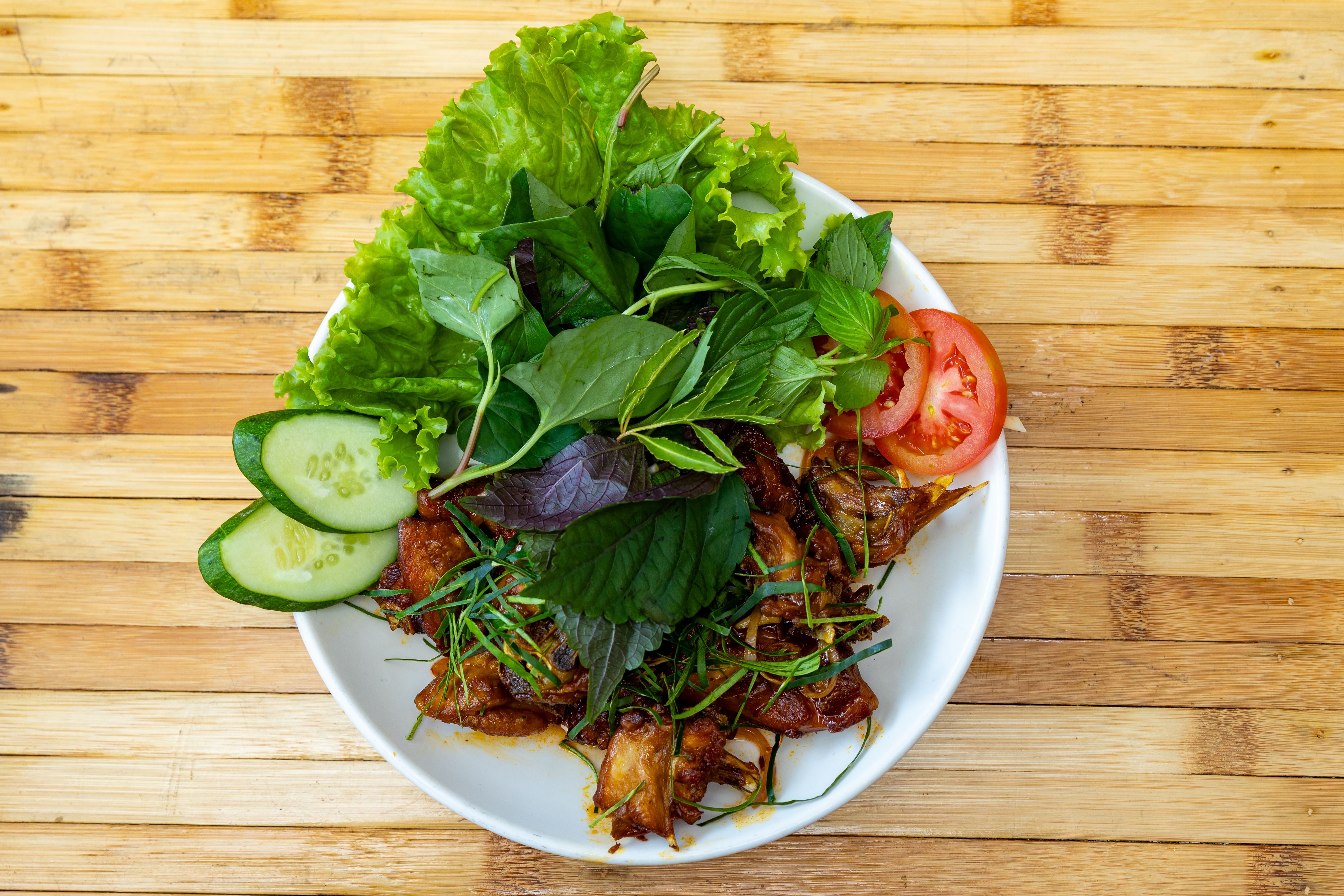 Đĩa gà chiên sốt mắm tỏi vàng óng đậm đà tại Đinh Lăng Food Tân Phú