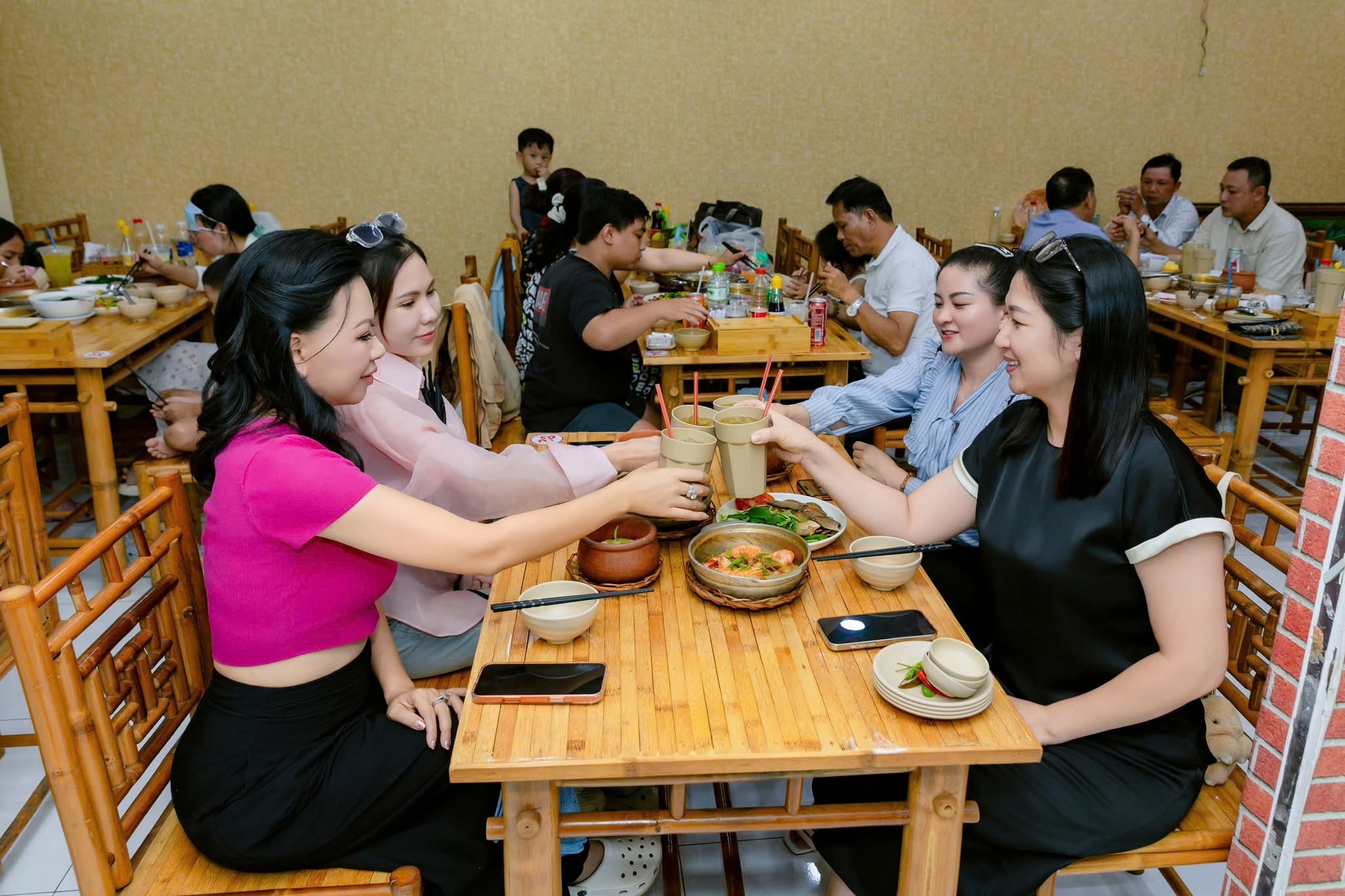 Hội bạn thân cụng ly vui vẻ bên mâm cơm