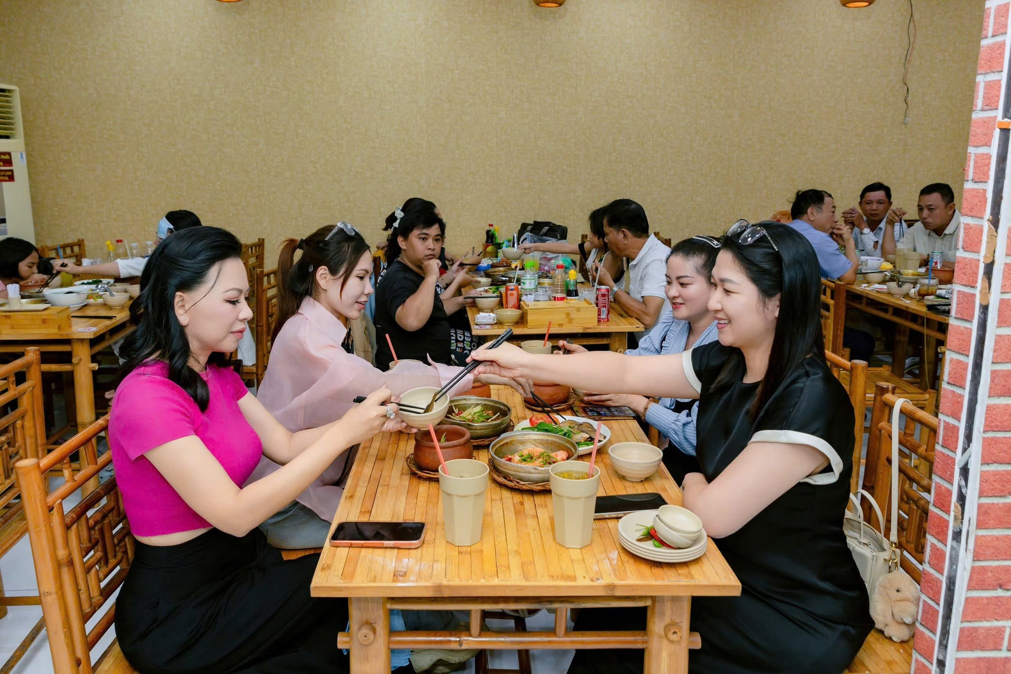 Khoảnh khắc gắp món ăn ấm cúng tại bàn