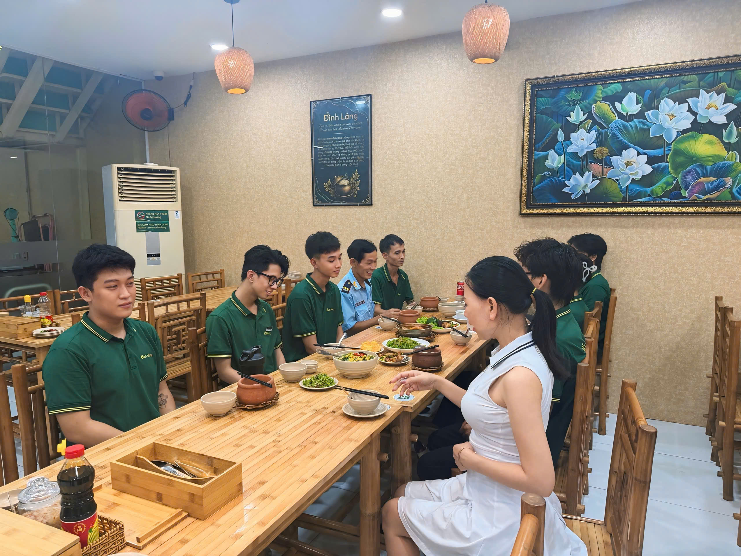Chủ quán trò chuyện và gắp thức ăn cho nhân viên cùng chú bảo vệ