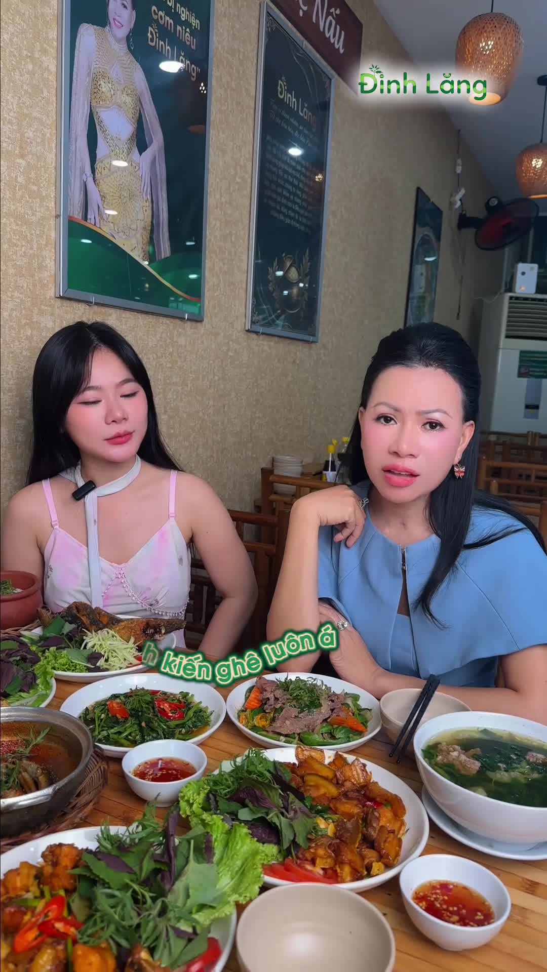 Hoa hậu Võ Thu Sương cùng bạn Linh chủ quán Cơm Niêu Đinh Lăng