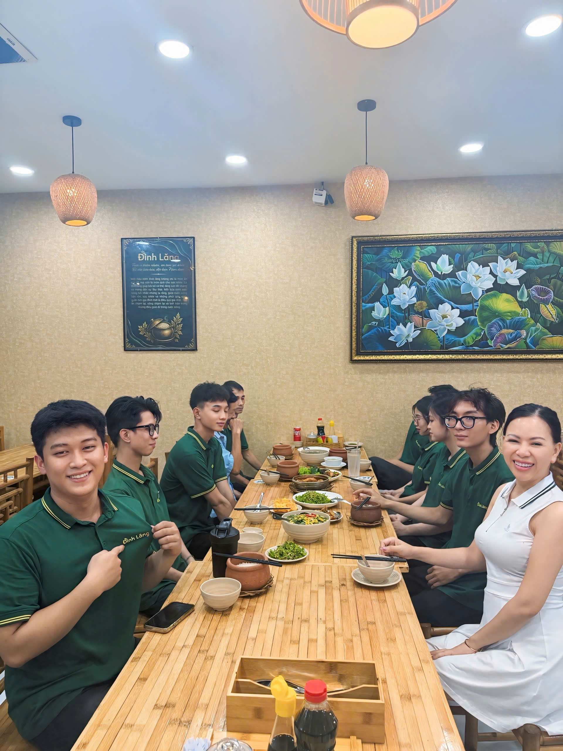 Thực khách và nhà sáng lập sum họp tại Đinh Lăng Food