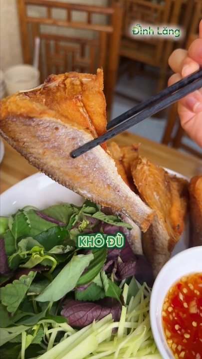 Đĩa khô cá đù một nắng chiên giòn kẹp xoài băm rau thơm