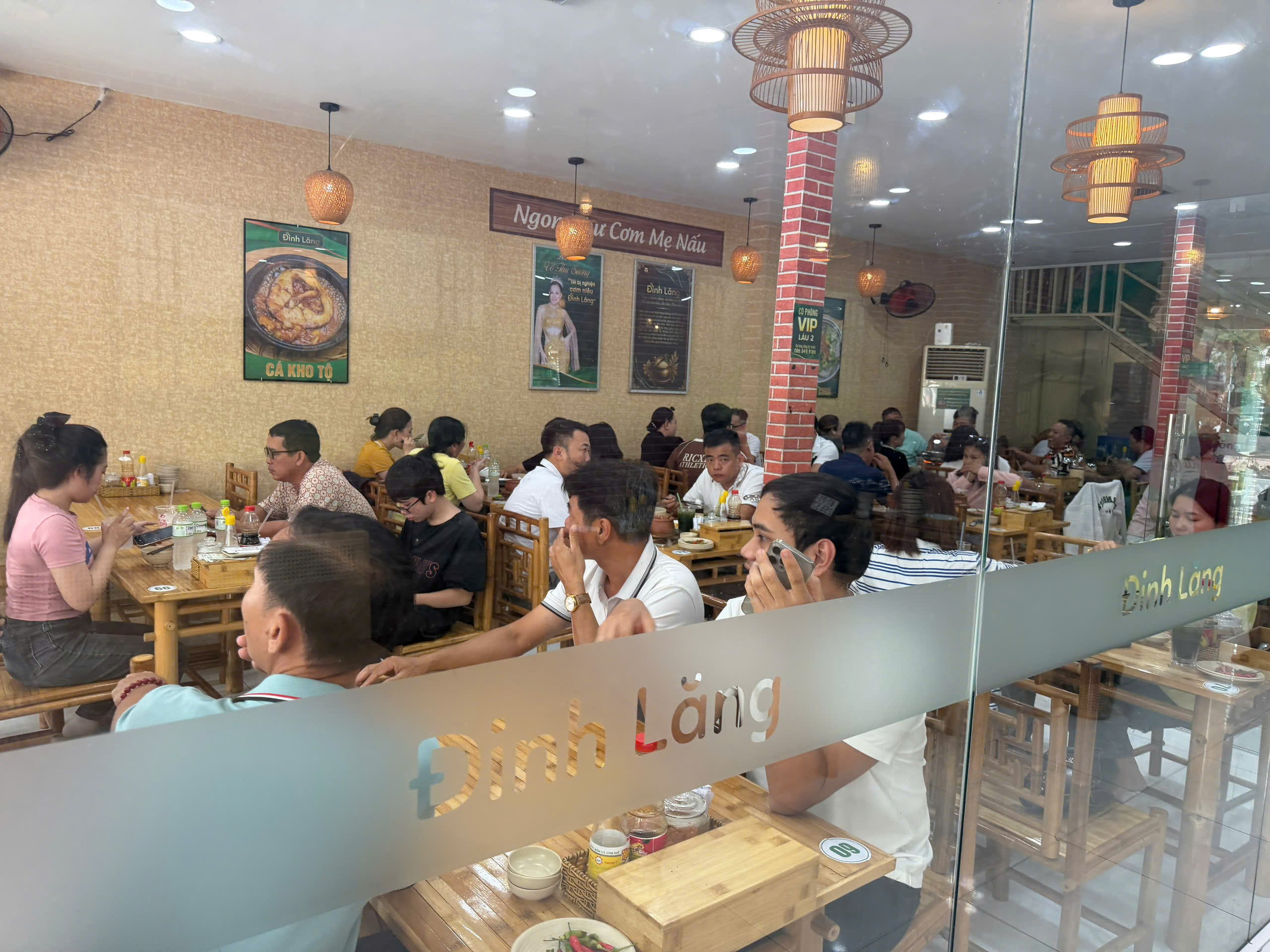 Phòng máy lạnh vách kính thoáng mát sạch sẽ