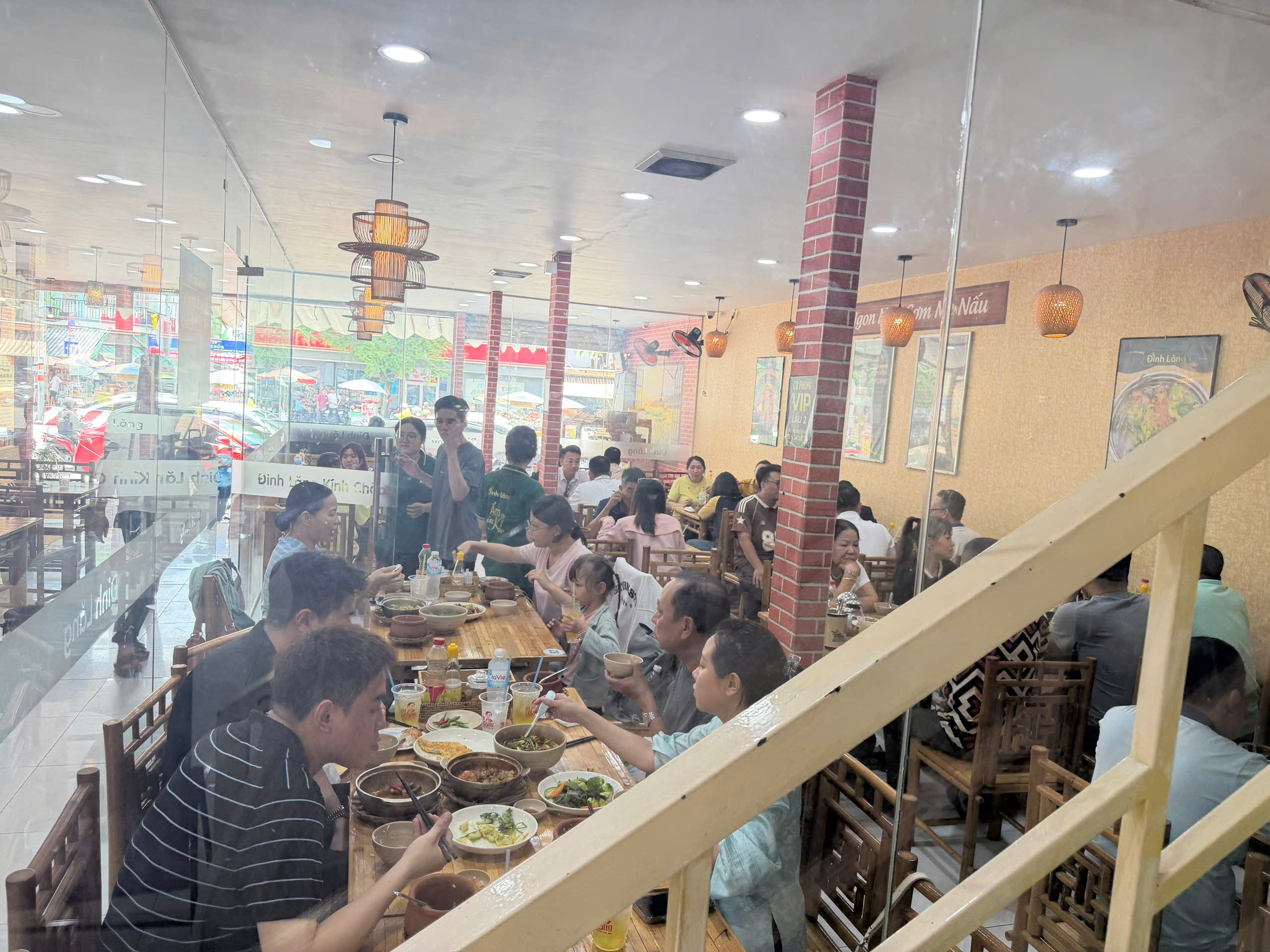 Không gian tầng trệt tấp nập thực khách giờ cao điểm