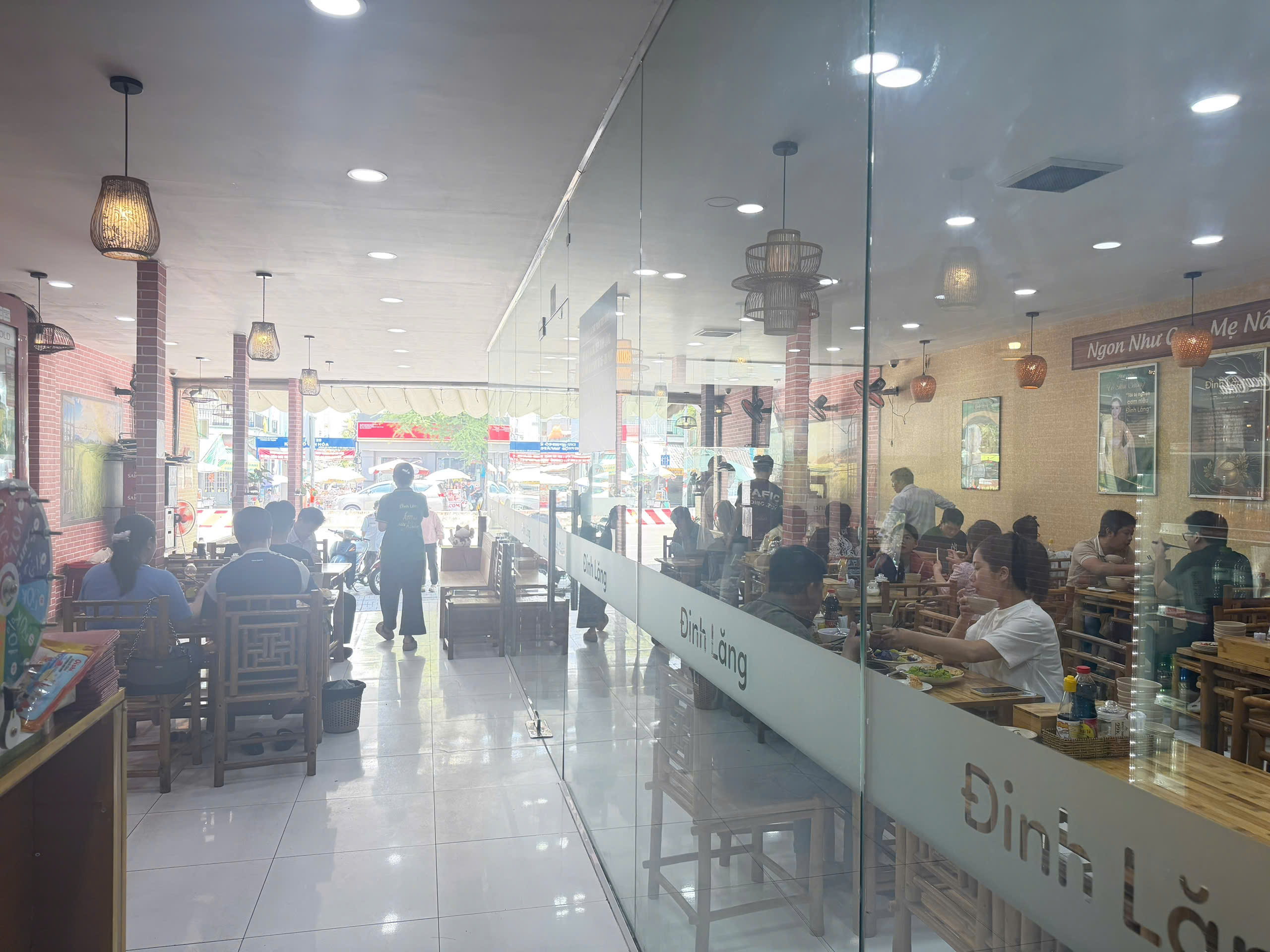 Phòng máy lạnh vách kính riêng tư tại Cơm Niêu Đinh Lăng