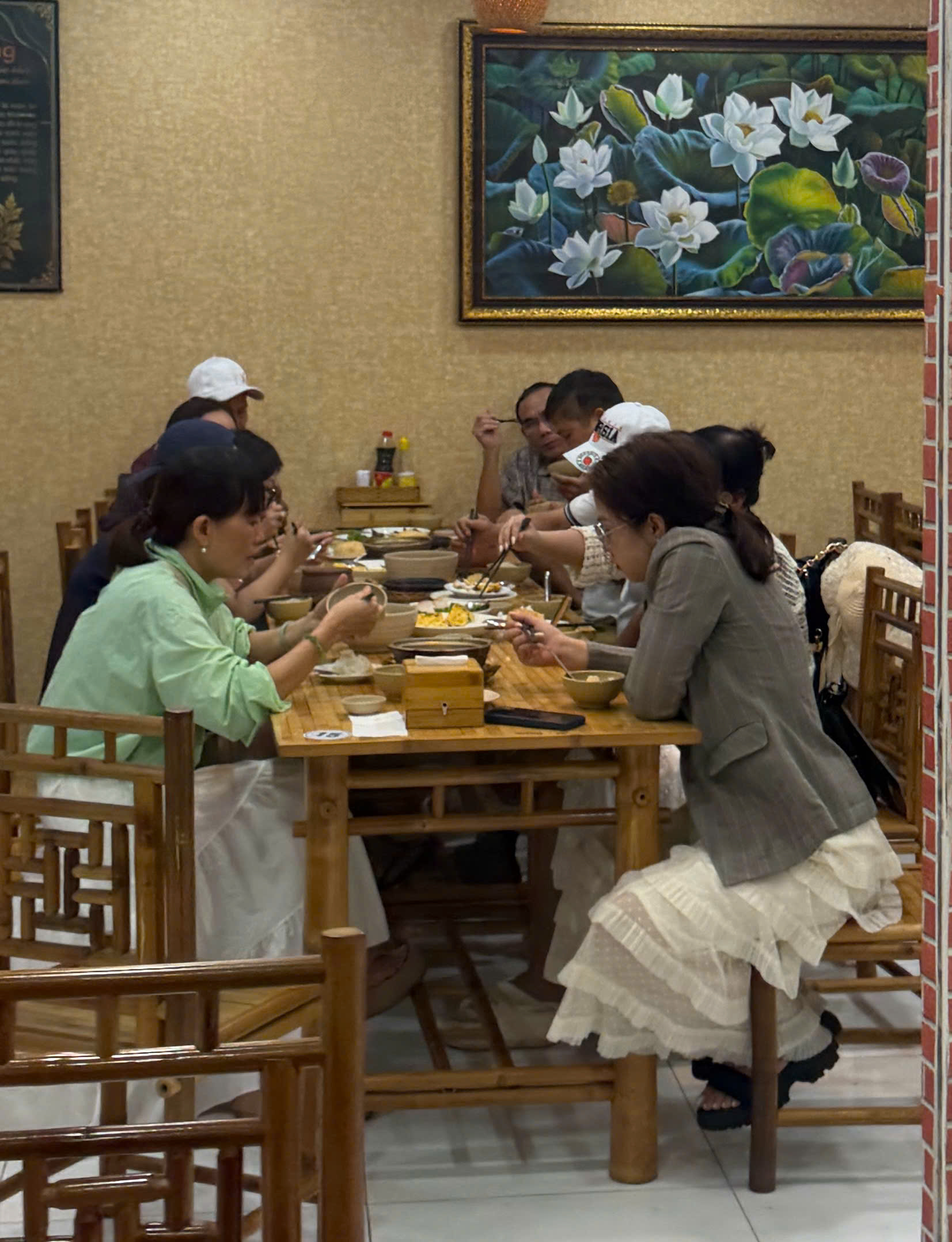 Không gian bàn tre dài ấm cúng tại Đinh Lăng Food