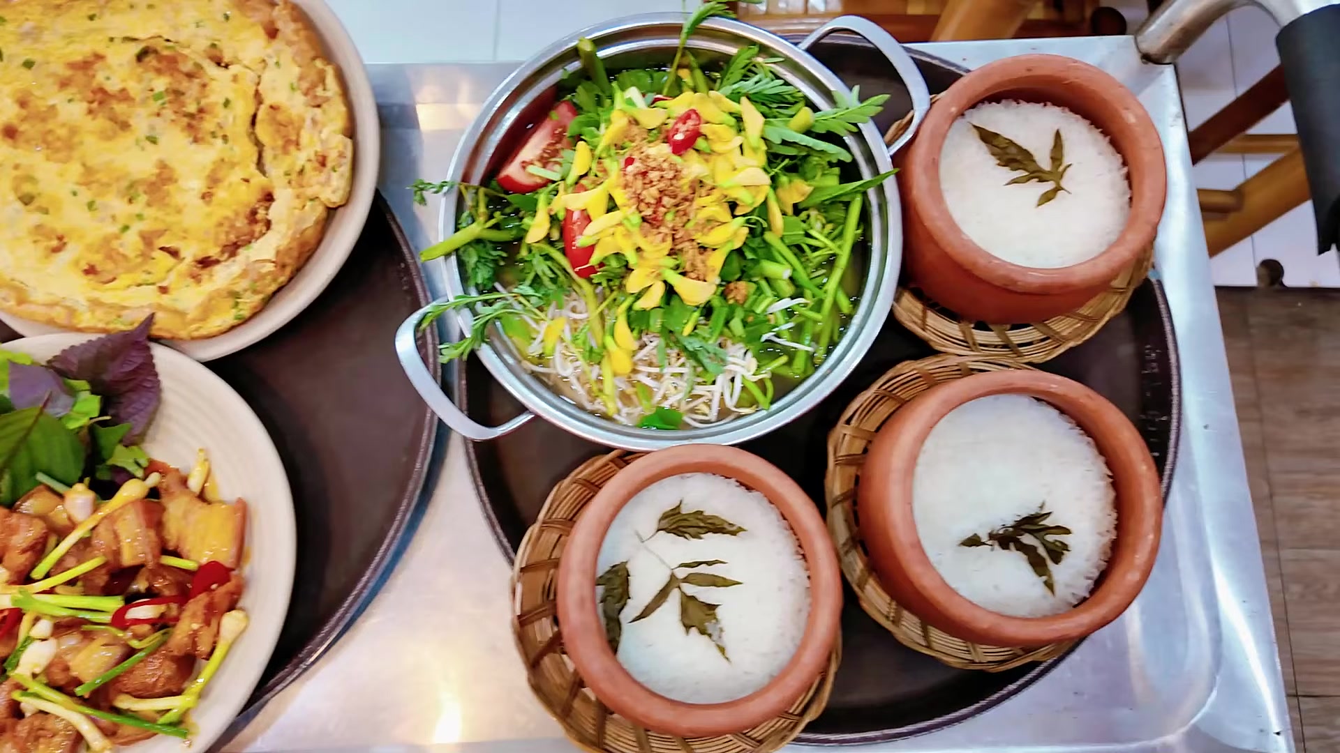 Mâm cơm niêu đất kết hợp canh chua bông điên điển thanh mát