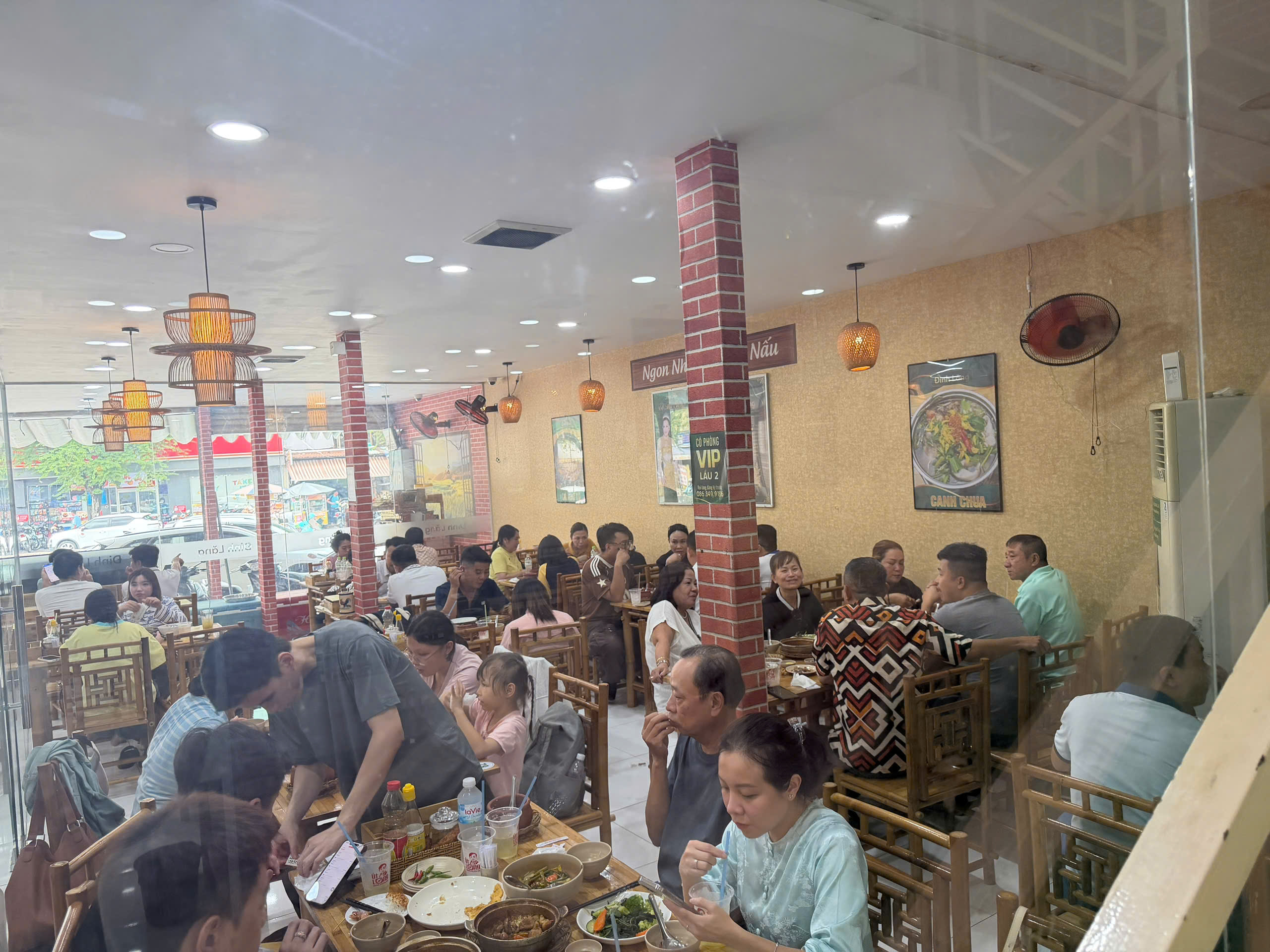 Toàn cảnh nhà hàng Đinh Lăng Food tấp nập thực khách giờ cao điểm
