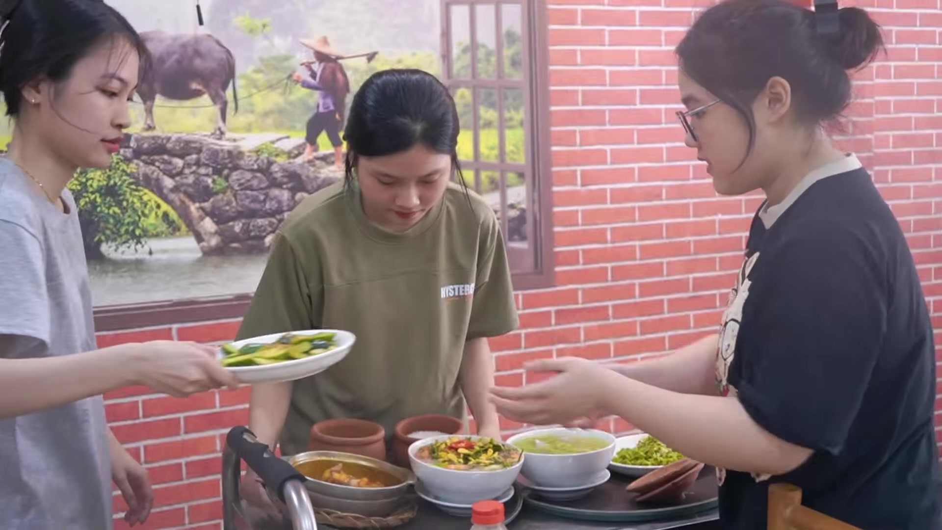 Đội ngũ nhân viên dọn mâm chu đáo và nhanh nhẹn