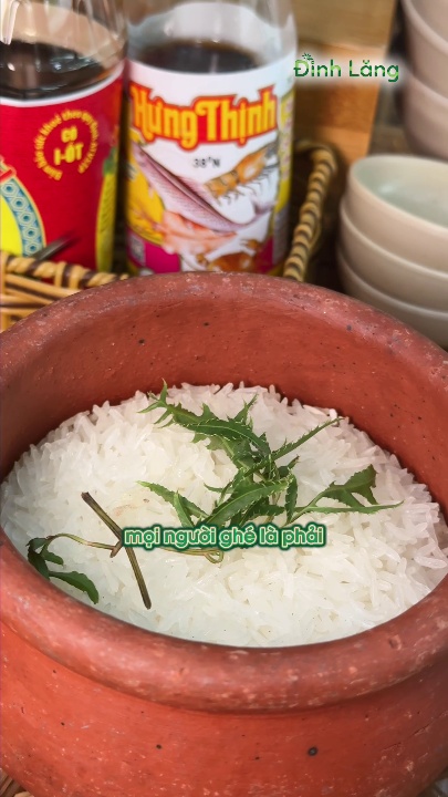 Niêu cơm đất nung than hồng phủ đọt đinh lăng tươi