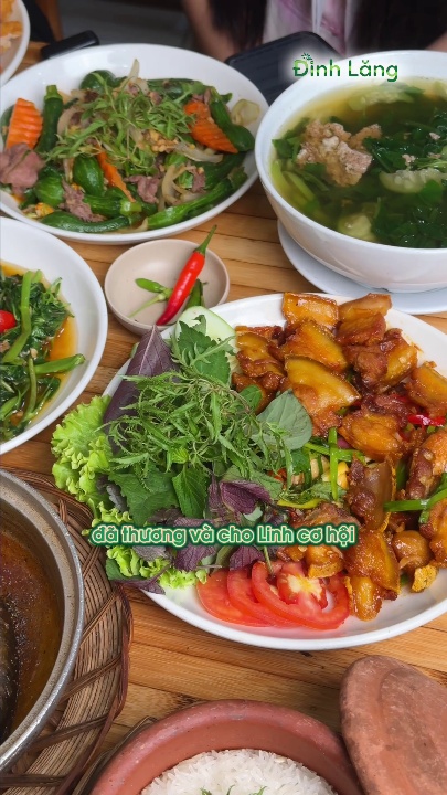 Đĩa nọng heo lắc lá lốt giòn sần sật và tô canh cua đồng thanh mát