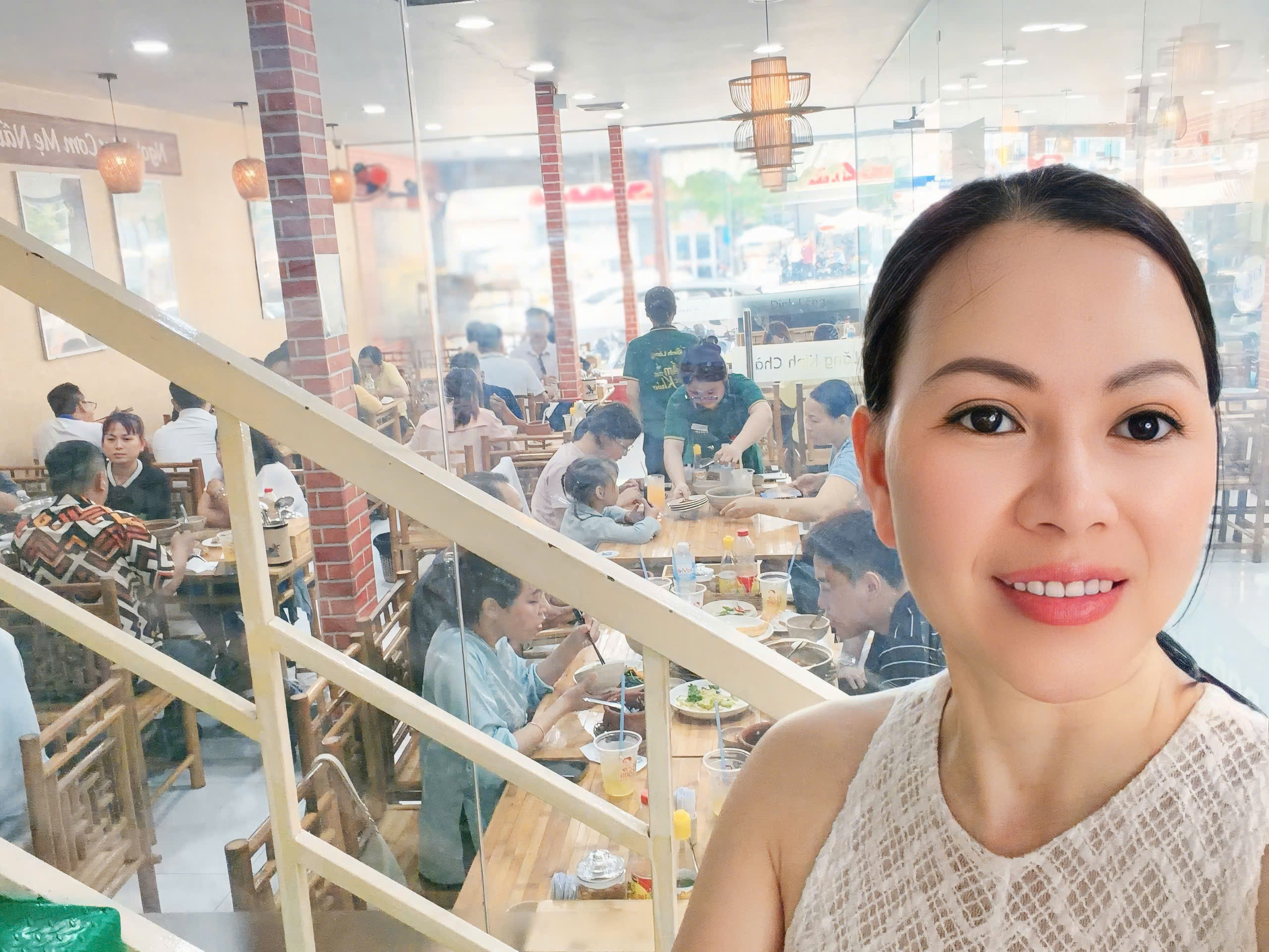 Nụ cười hài lòng của thực khách sau bữa ăn