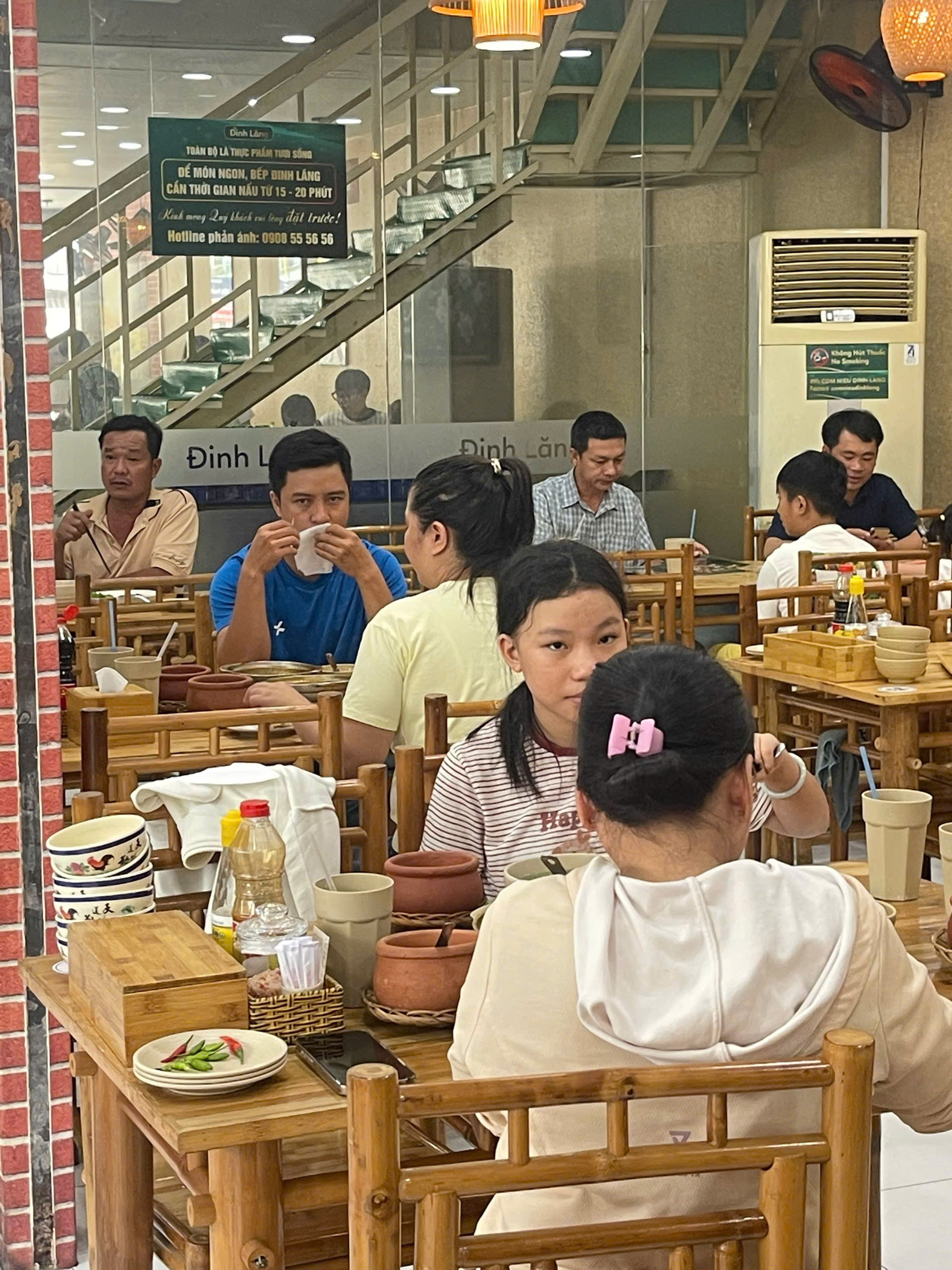 Gia đình quây quần thưởng thức bữa cơm trưa ấm cúng
