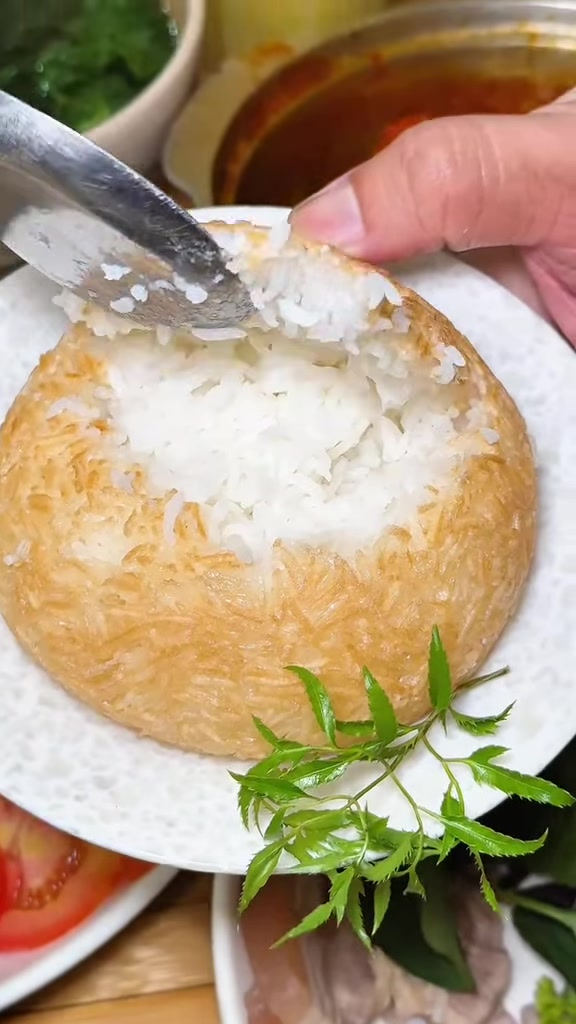Cơm cháy niêu đất than hồng giòn rụm tại Đinh Lăng Food